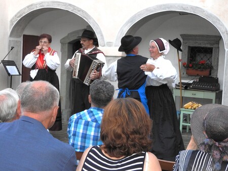 Jožica in Jože sta zapela in zaigrala pesem Roža na vrtu zelenem cveti